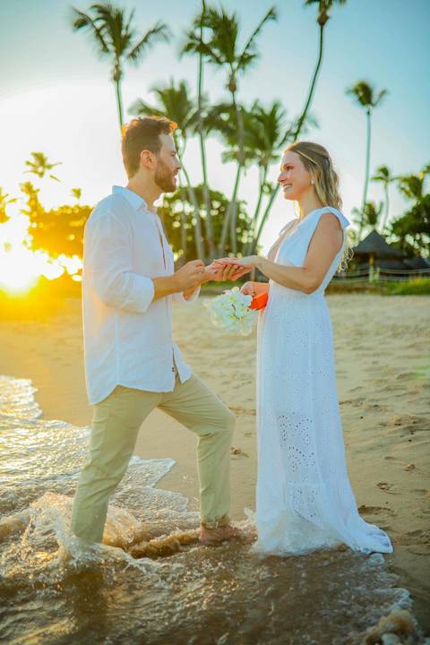 O que fazer em Praia do Forte Bahia, Fotógrafo em PRAIA DO FORTE BAHIA, WALDYR LANTYER Noivos caminhando na areia da Praia do Forte durante o pôr do sol, celebrando um casamento intimista na praia na Bahia.'