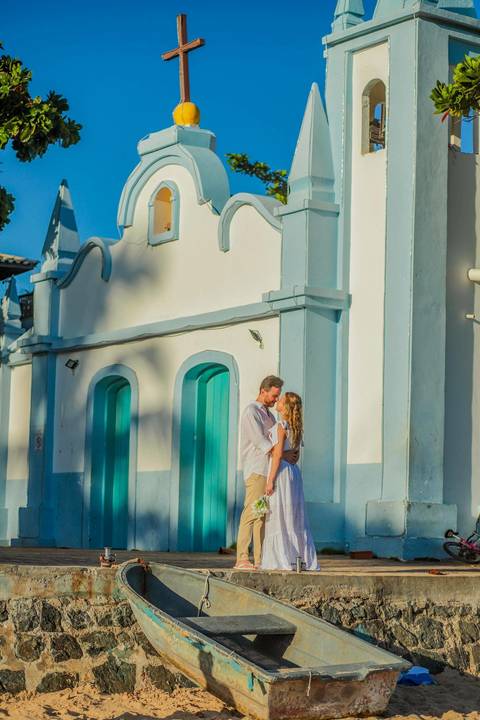 Fabíola e Felipe trocando alianças ao pôr do sol na Praia do Forte, em um elopement wedding intimista à beira-mar, com luz dourada e atmosfera romântica. O que fazer em Praia do Forte Bahia, Fotógrafo em PRAIA DO FORTE BAHIA, WALDYR LANTYER'