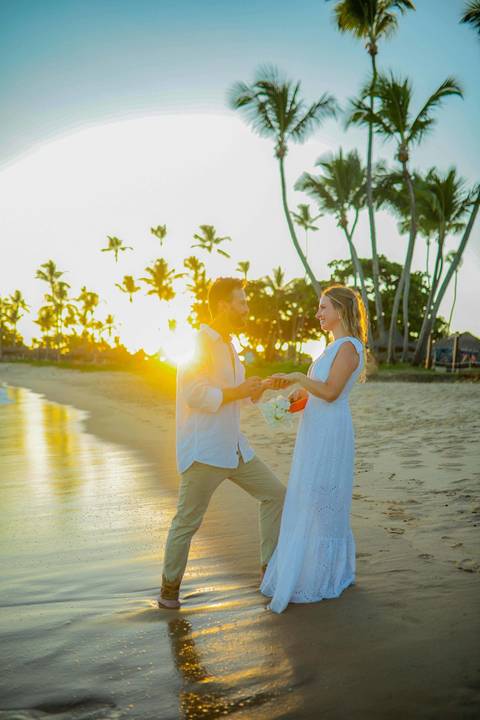 O que fazer em Praia do Forte Bahia, Fotógrafo em PRAIA DO FORTE BAHIA, WALDYR LANTYER Noivos caminhando na areia da Praia do Forte durante o pôr do sol, celebrando um casamento intimista na praia na Bahia.'