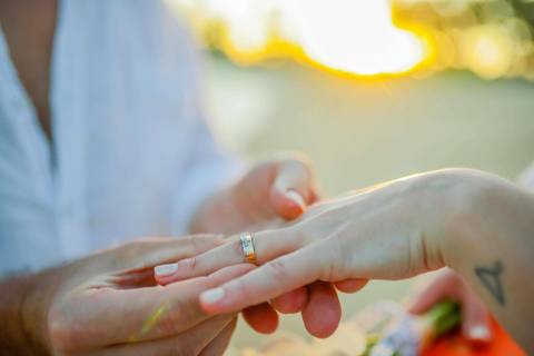 O que fazer em Praia do Forte Bahia, Fotógrafo em PRAIA DO FORTE BAHIA, WALDYR LANTYER Noivos caminhando na areia da Praia do Forte durante o pôr do sol, celebrando um casamento intimista na praia na Bahia.'