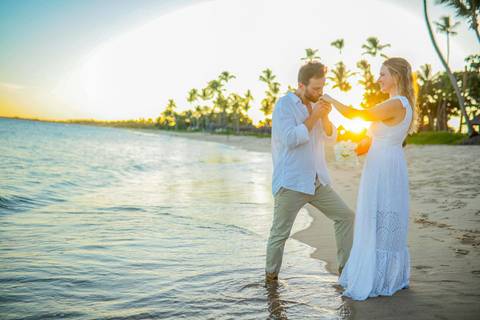 O que fazer em Praia do Forte Bahia, Fotógrafo em PRAIA DO FORTE BAHIA, WALDYR LANTYER. Momento romântico de Fabíola e Felipe abraçados à beira-mar durante ensaio de casamento na Praia do Forte ao entardecer.'