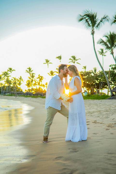 O que fazer em Praia do Forte Bahia, Fotógrafo em PRAIA DO FORTE BAHIA, WALDYR LANTYER. Momento romântico de Fabíola e Felipe abraçados à beira-mar durante ensaio de casamento na Praia do Forte ao entardecer.'