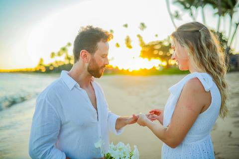O que fazer em Praia do Forte Bahia, Fotógrafo em PRAIA DO FORTE BAHIA, WALDYR LANTYER. Momento romântico de Fabíola e Felipe abraçados à beira-mar durante ensaio de casamento na Praia do Forte ao entardecer.'