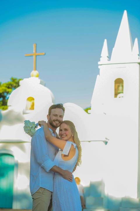 Fabíola e Felipe trocando alianças ao pôr do sol na Praia do Forte, em um elopement wedding intimista à beira-mar, com luz dourada e atmosfera romântica. O que fazer em Praia do Forte Bahia, Fotógrafo em PRAIA DO FORTE BAHIA, WALDYR LANTYER'