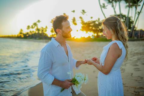 O que fazer em Praia do Forte Bahia, Fotógrafo em PRAIA DO FORTE BAHIA, WALDYR LANTYER. Momento romântico de Fabíola e Felipe abraçados à beira-mar durante ensaio de casamento na Praia do Forte ao entardecer.'