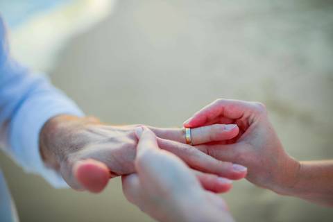 O que fazer em Praia do Forte Bahia, Fotógrafo em PRAIA DO FORTE BAHIA, WALDYR LANTYER. Momento romântico de Fabíola e Felipe abraçados à beira-mar durante ensaio de casamento na Praia do Forte ao entardecer.'