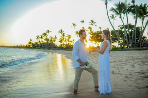 O que fazer em Praia do Forte Bahia, Fotógrafo em PRAIA DO FORTE BAHIA, WALDYR LANTYER. Momento romântico de Fabíola e Felipe abraçados à beira-mar durante ensaio de casamento na Praia do Forte ao entardecer.'