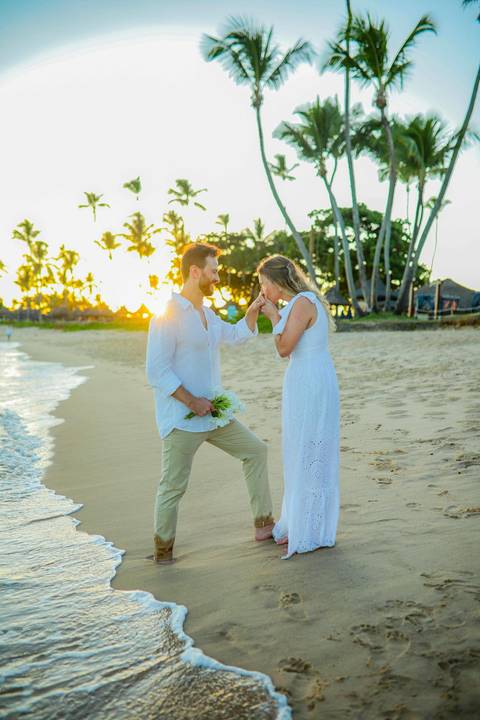O que fazer em Praia do Forte Bahia, Fotógrafo em PRAIA DO FORTE BAHIA, WALDYR LANTYER. Momento romântico de Fabíola e Felipe abraçados à beira-mar durante ensaio de casamento na Praia do Forte ao entardecer.'