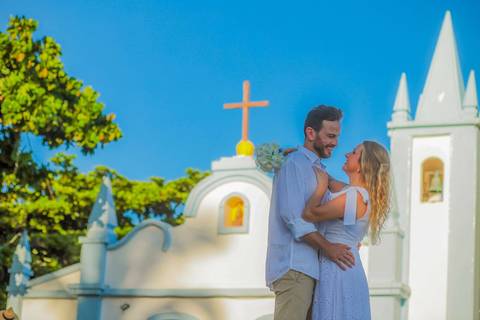 Fabíola e Felipe trocando alianças ao pôr do sol na Praia do Forte, em um elopement wedding intimista à beira-mar, com luz dourada e atmosfera romântica. O que fazer em Praia do Forte Bahia, Fotógrafo em PRAIA DO FORTE BAHIA, WALDYR LANTYER'