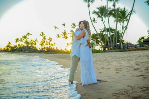 O que fazer em Praia do Forte Bahia, Fotógrafo em PRAIA DO FORTE BAHIA, WALDYR LANTYER. Momento romântico de Fabíola e Felipe abraçados à beira-mar durante ensaio de casamento na Praia do Forte ao entardecer.'