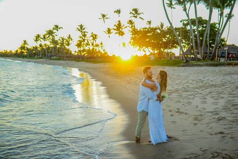 O que fazer em Praia do Forte Bahia, Fotógrafo em PRAIA DO FORTE BAHIA, WALDYR LANTYER. Momento romântico de Fabíola e Felipe abraçados à beira-mar durante ensaio de casamento na Praia do Forte ao entardecer.'