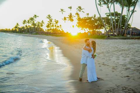 O que fazer em Praia do Forte Bahia, Fotógrafo em PRAIA DO FORTE BAHIA, WALDYR LANTYER. Momento romântico de Fabíola e Felipe abraçados à beira-mar durante ensaio de casamento na Praia do Forte ao entardecer.'