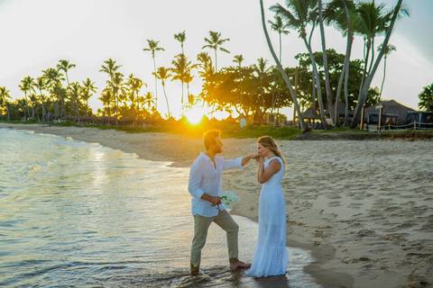 O que fazer em Praia do Forte Bahia, Fotógrafo em PRAIA DO FORTE BAHIA, WALDYR LANTYER. Momento romântico de Fabíola e Felipe abraçados à beira-mar durante ensaio de casamento na Praia do Forte ao entardecer.'