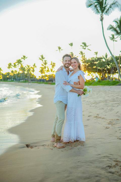 O que fazer em Praia do Forte Bahia, Fotógrafo em PRAIA DO FORTE BAHIA, WALDYR LANTYER. Momento romântico de Fabíola e Felipe abraçados à beira-mar durante ensaio de casamento na Praia do Forte ao entardecer.'