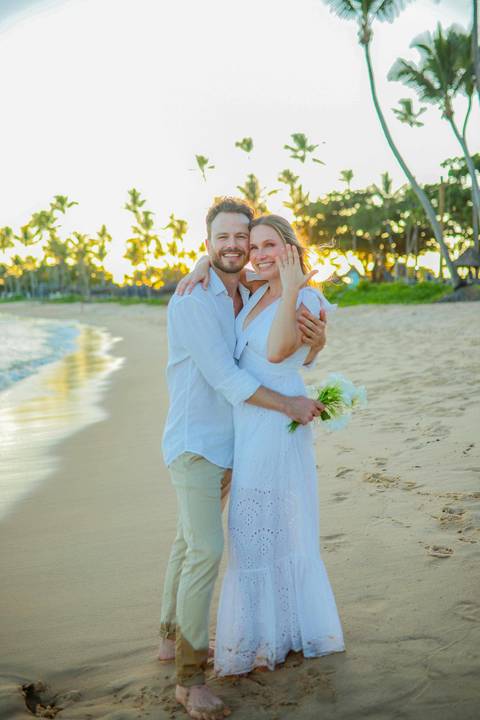 O que fazer em Praia do Forte Bahia, Fotógrafo em PRAIA DO FORTE BAHIA, WALDYR LANTYER. Momento romântico de Fabíola e Felipe abraçados à beira-mar durante ensaio de casamento na Praia do Forte ao entardecer.'