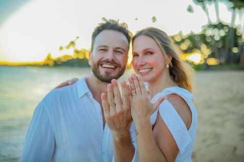 O que fazer em Praia do Forte Bahia, Fotógrafo em PRAIA DO FORTE BAHIA, WALDYR LANTYER. Momento romântico de Fabíola e Felipe abraçados à beira-mar durante ensaio de casamento na Praia do Forte ao entardecer.'
