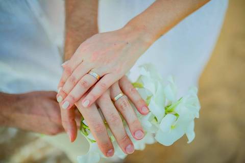 O que fazer em Praia do Forte Bahia, Fotógrafo em PRAIA DO FORTE BAHIA, WALDYR LANTYER. Momento romântico de Fabíola e Felipe abraçados à beira-mar durante ensaio de casamento na Praia do Forte ao entardecer.'