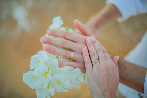 O que fazer em Praia do Forte Bahia, Fotógrafo em PRAIA DO FORTE BAHIA, WALDYR LANTYER.  Casal recém-casado celebrando elopement wedding na Praia do Forte com o céu colorido do crepúsculo ao fundo.'