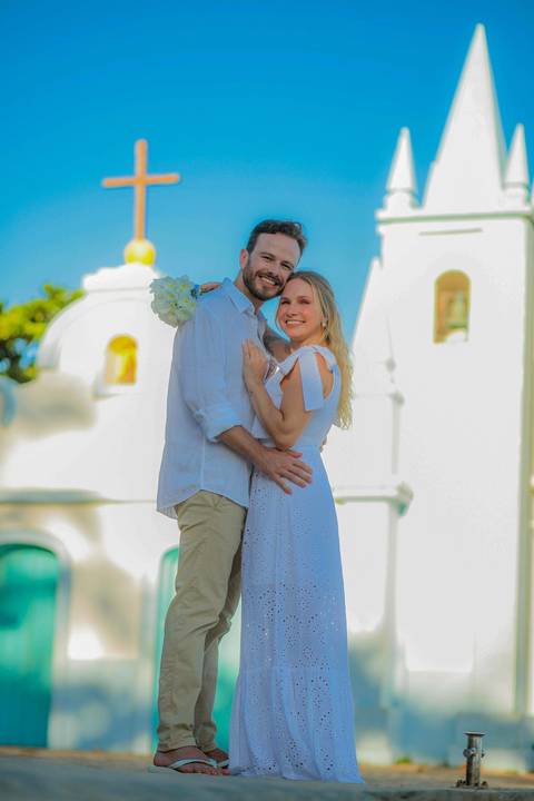 Fabíola e Felipe trocando alianças ao pôr do sol na Praia do Forte, em um elopement wedding intimista à beira-mar, com luz dourada e atmosfera romântica. O que fazer em Praia do Forte Bahia, Fotógrafo em PRAIA DO FORTE BAHIA, WALDYR LANTYER'