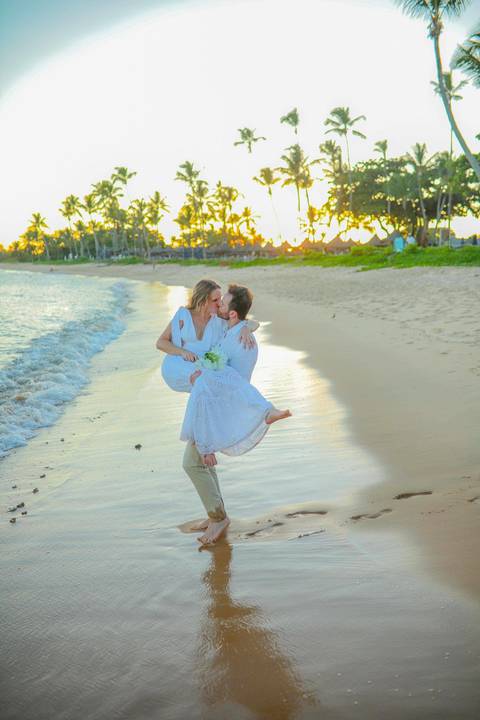 O que fazer em Praia do Forte Bahia, Fotógrafo em PRAIA DO FORTE BAHIA, WALDYR LANTYER. Detalhe da troca de alianças de Fabíola e Felipe em cerimônia íntima de casamento na praia ao pôr do sol.'