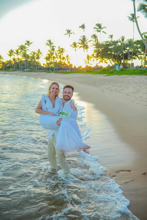 O que fazer em Praia do Forte Bahia, Fotógrafo em PRAIA DO FORTE BAHIA, WALDYR LANTYER. Detalhe da troca de alianças de Fabíola e Felipe em cerimônia íntima de casamento na praia ao pôr do sol.'