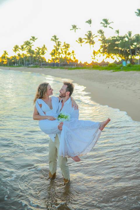 O que fazer em Praia do Forte Bahia, Fotógrafo em PRAIA DO FORTE BAHIA, WALDYR LANTYER. Detalhe da troca de alianças de Fabíola e Felipe em cerimônia íntima de casamento na praia ao pôr do sol.'