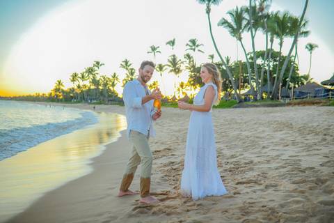 O que fazer em Praia do Forte Bahia, Fotógrafo em PRAIA DO FORTE BAHIA, WALDYR LANTYER. Detalhe da troca de alianças de Fabíola e Felipe em cerimônia íntima de casamento na praia ao pôr do sol.'