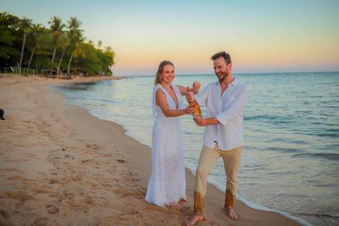 O que fazer em Praia do Forte Bahia, Fotógrafo em PRAIA DO FORTE BAHIA, WALDYR LANTYER. Detalhe da troca de alianças de Fabíola e Felipe em cerimônia íntima de casamento na praia ao pôr do sol.'