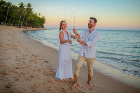 O que fazer em Praia do Forte Bahia, Fotógrafo em PRAIA DO FORTE BAHIA, WALDYR LANTYER. Detalhe da troca de alianças de Fabíola e Felipe em cerimônia íntima de casamento na praia ao pôr do sol.'