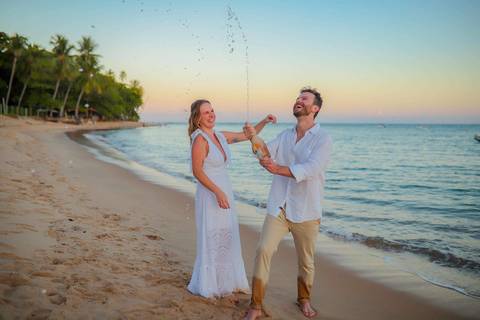 O que fazer em Praia do Forte Bahia, Fotógrafo em PRAIA DO FORTE BAHIA, WALDYR LANTYER. Detalhe da troca de alianças de Fabíola e Felipe em cerimônia íntima de casamento na praia ao pôr do sol.'