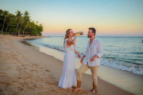 O que fazer em Praia do Forte Bahia, Fotógrafo em PRAIA DO FORTE BAHIA, WALDYR LANTYER. Detalhe da troca de alianças de Fabíola e Felipe em cerimônia íntima de casamento na praia ao pôr do sol.'