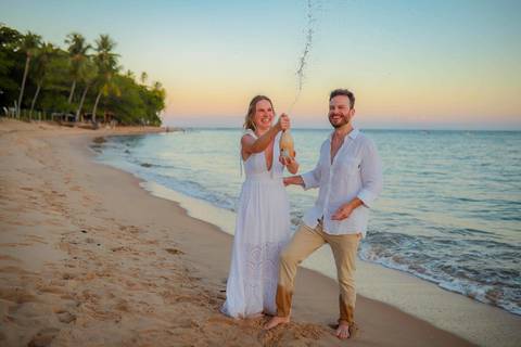 O que fazer em Praia do Forte Bahia, Fotógrafo em PRAIA DO FORTE BAHIA, WALDYR LANTYER. Retrato romântico dos noivos na Praia do Forte com luz suave do entardecer em casamento intimista na Bahia.'