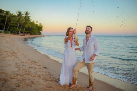 O que fazer em Praia do Forte Bahia, Fotógrafo em PRAIA DO FORTE BAHIA, WALDYR LANTYER. Retrato romântico dos noivos na Praia do Forte com luz suave do entardecer em casamento intimista na Bahia.'