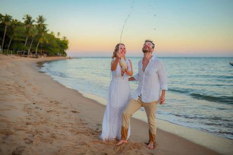 O que fazer em Praia do Forte Bahia, Fotógrafo em PRAIA DO FORTE BAHIA, WALDYR LANTYER. Retrato romântico dos noivos na Praia do Forte com luz suave do entardecer em casamento intimista na Bahia.'