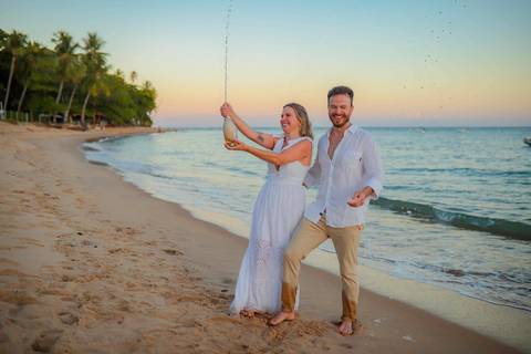 O que fazer em Praia do Forte Bahia, Fotógrafo em PRAIA DO FORTE BAHIA, WALDYR LANTYER. Retrato romântico dos noivos na Praia do Forte com luz suave do entardecer em casamento intimista na Bahia.'