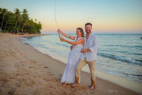 O que fazer em Praia do Forte Bahia, Fotógrafo em PRAIA DO FORTE BAHIA, WALDYR LANTYER. Retrato romântico dos noivos na Praia do Forte com luz suave do entardecer em casamento intimista na Bahia.'