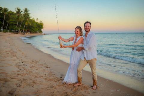 O que fazer em Praia do Forte Bahia, Fotógrafo em PRAIA DO FORTE BAHIA, WALDYR LANTYER. Retrato romântico dos noivos na Praia do Forte com luz suave do entardecer em casamento intimista na Bahia.'