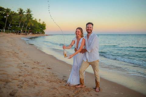 O que fazer em Praia do Forte Bahia, Fotógrafo em PRAIA DO FORTE BAHIA, WALDYR LANTYER. Retrato romântico dos noivos na Praia do Forte com luz suave do entardecer em casamento intimista na Bahia.'