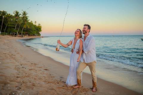 O que fazer em Praia do Forte Bahia, Fotógrafo em PRAIA DO FORTE BAHIA, WALDYR LANTYER. Retrato romântico dos noivos na Praia do Forte com luz suave do entardecer em casamento intimista na Bahia.'