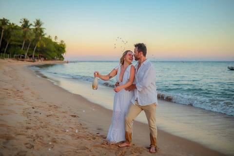 O que fazer em Praia do Forte Bahia, Fotógrafo em PRAIA DO FORTE BAHIA, WALDYR LANTYER. Retrato romântico dos noivos na Praia do Forte com luz suave do entardecer em casamento intimista na Bahia.'