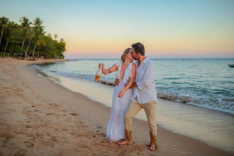 O que fazer em Praia do Forte Bahia, Fotógrafo em PRAIA DO FORTE BAHIA, WALDYR LANTYER. Retrato romântico dos noivos na Praia do Forte com luz suave do entardecer em casamento intimista na Bahia.'