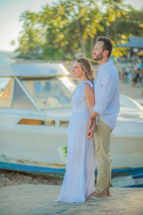 Fabíola e Felipe trocando alianças ao pôr do sol na Praia do Forte, em um elopement wedding intimista à beira-mar, com luz dourada e atmosfera romântica. O que fazer em Praia do Forte Bahia, Fotógrafo em PRAIA DO FORTE BAHIA, WALDYR LANTYER'