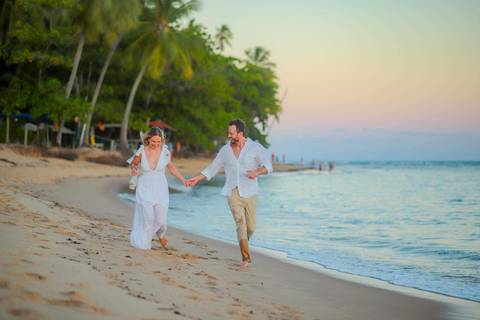 O que fazer em Praia do Forte Bahia, Fotógrafo em PRAIA DO FORTE BAHIA, WALDYR LANTYER. Retrato romântico dos noivos na Praia do Forte com luz suave do entardecer em casamento intimista na Bahia.'