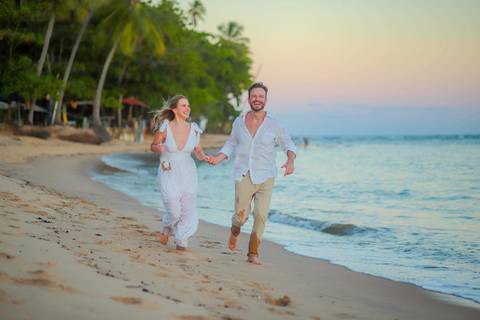 O que fazer em Praia do Forte Bahia, Fotógrafo em PRAIA DO FORTE BAHIA, WALDYR LANTYER. Retrato romântico dos noivos na Praia do Forte com luz suave do entardecer em casamento intimista na Bahia.'
