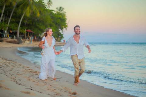 O que fazer em Praia do Forte Bahia, Fotógrafo em PRAIA DO FORTE BAHIA, WALDYR LANTYER. Fabíola e Felipe caminhando juntos na areia após cerimônia de elopement wedding na Praia do Forte.'
