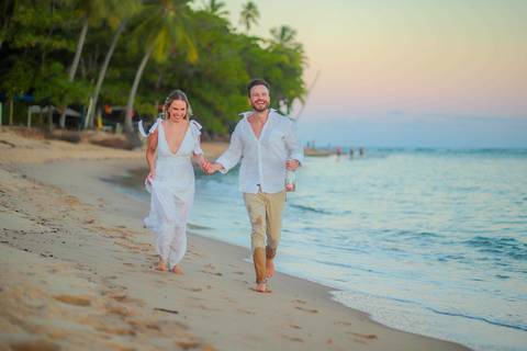 O que fazer em Praia do Forte Bahia, Fotógrafo em PRAIA DO FORTE BAHIA, WALDYR LANTYER. Fabíola e Felipe caminhando juntos na areia após cerimônia de elopement wedding na Praia do Forte.'