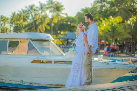 Fabíola e Felipe trocando alianças ao pôr do sol na Praia do Forte, em um elopement wedding intimista à beira-mar, com luz dourada e atmosfera romântica. O que fazer em Praia do Forte Bahia, Fotógrafo em PRAIA DO FORTE BAHIA, WALDYR LANTYER'
