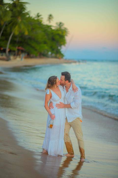 O que fazer em Praia do Forte Bahia, Fotógrafo em PRAIA DO FORTE BAHIA, WALDYR LANTYER. Fabíola e Felipe caminhando juntos na areia após cerimônia de elopement wedding na Praia do Forte.'