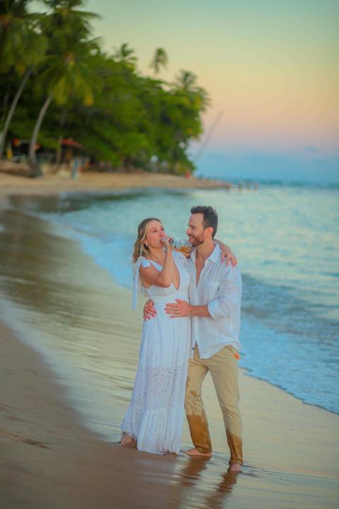 O que fazer em Praia do Forte Bahia, Fotógrafo em PRAIA DO FORTE BAHIA, WALDYR LANTYER. Fabíola e Felipe caminhando juntos na areia após cerimônia de elopement wedding na Praia do Forte.'