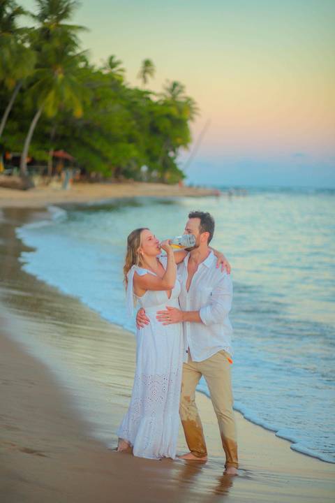 O que fazer em Praia do Forte Bahia, Fotógrafo em PRAIA DO FORTE BAHIA, WALDYR LANTYER. Fabíola e Felipe caminhando juntos na areia após cerimônia de elopement wedding na Praia do Forte.'